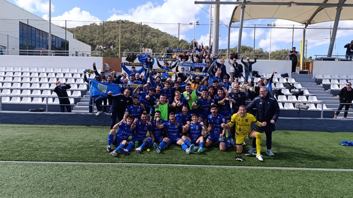Los jugadores del Andratx posan junto a los aficionados que les han acompañado a Ibiza