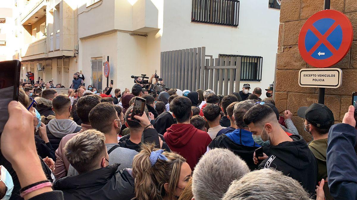 Al menos 13 detenidos en los disturbios en Linares por la brutal agresión de dos policías a un padre y una hija