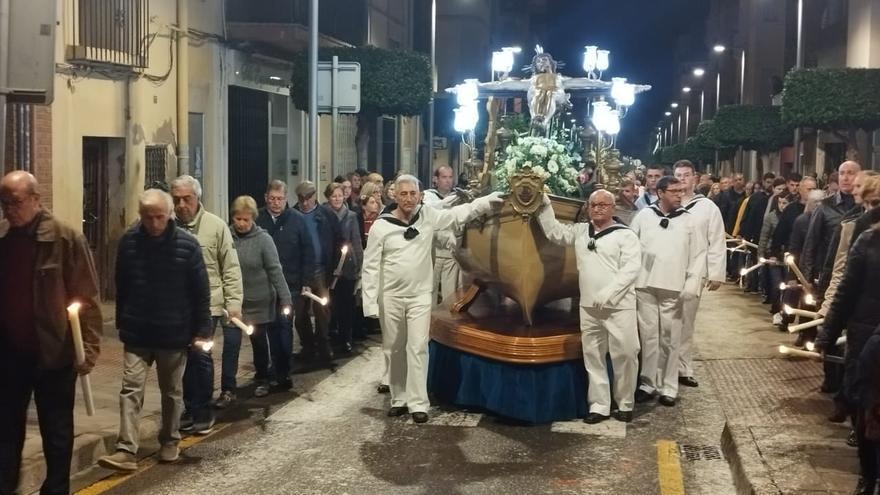 Multitudinaria procesión en Benicarló para subir la imagen del Cristo del Mar