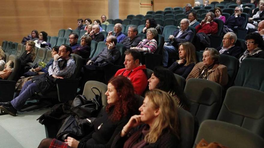 Un momento de la reunión de la plataforma de afectados del ERA, ayer, en el centro municipal Gijón Sur.