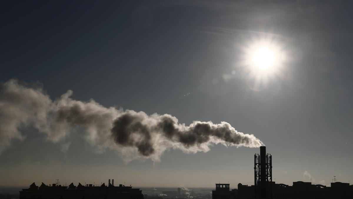 Una fábrica emite gases contaminantes.