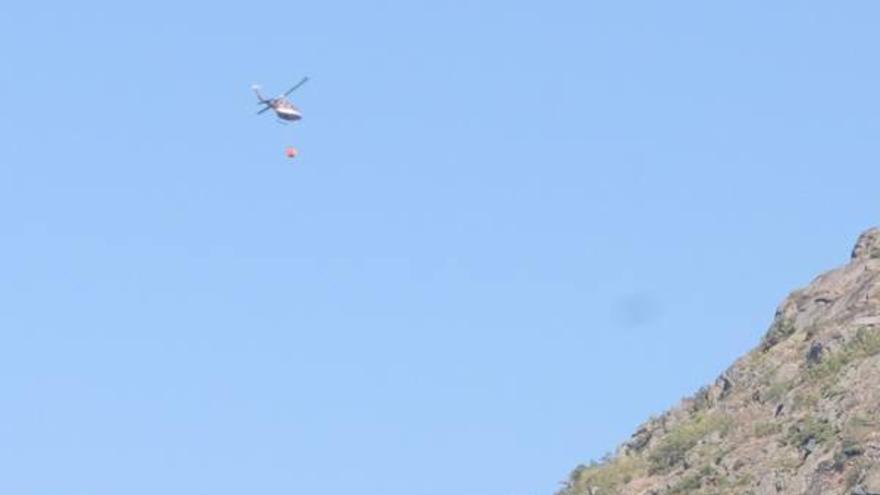 Un  helicóptero se dirige hacia la zona del incendio originado en el Cañón.