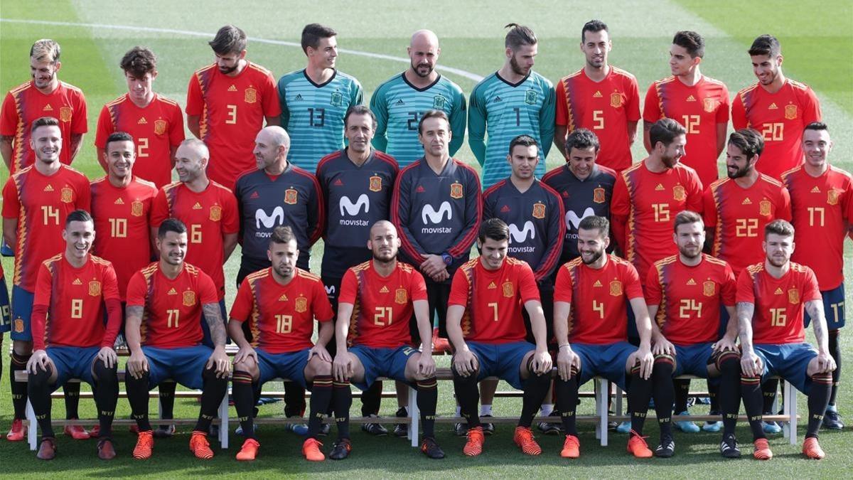 La selección española posa con la nueva equipación este miércoles antes del entrenamiento
