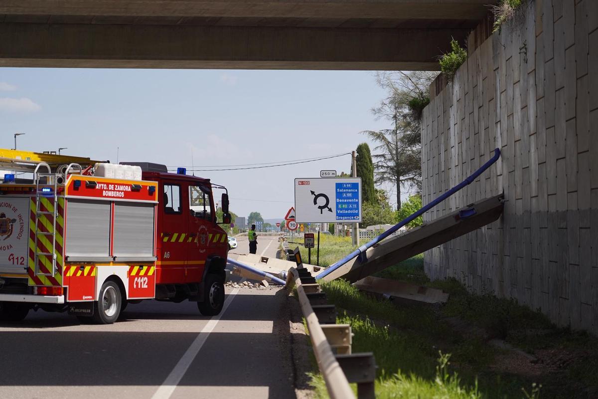 GALERÍA | Cae parte de la estructura de un puente sobre la N-122 en Villagodio GALERÍA | Cae parte de la estructura de un puente sobre la N-122 en Villagodio