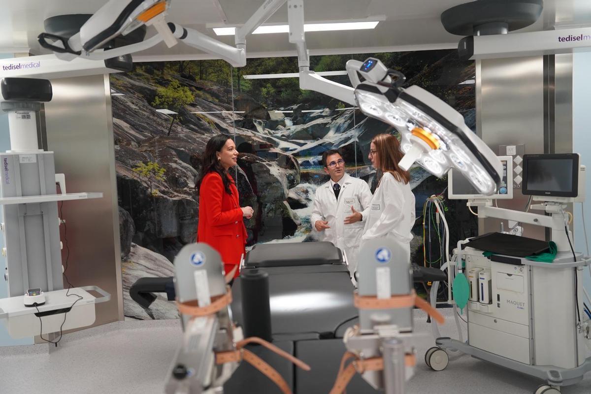 Visita de la consejera para ver un nuevo quirófano en el hospital de Plasencia.