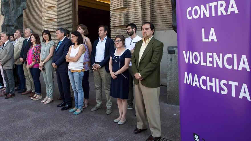 Concentración de trabajadores y ediles del Ayuntamiento de Zaragoza, ayer, en repulsa por el asesinato machista.