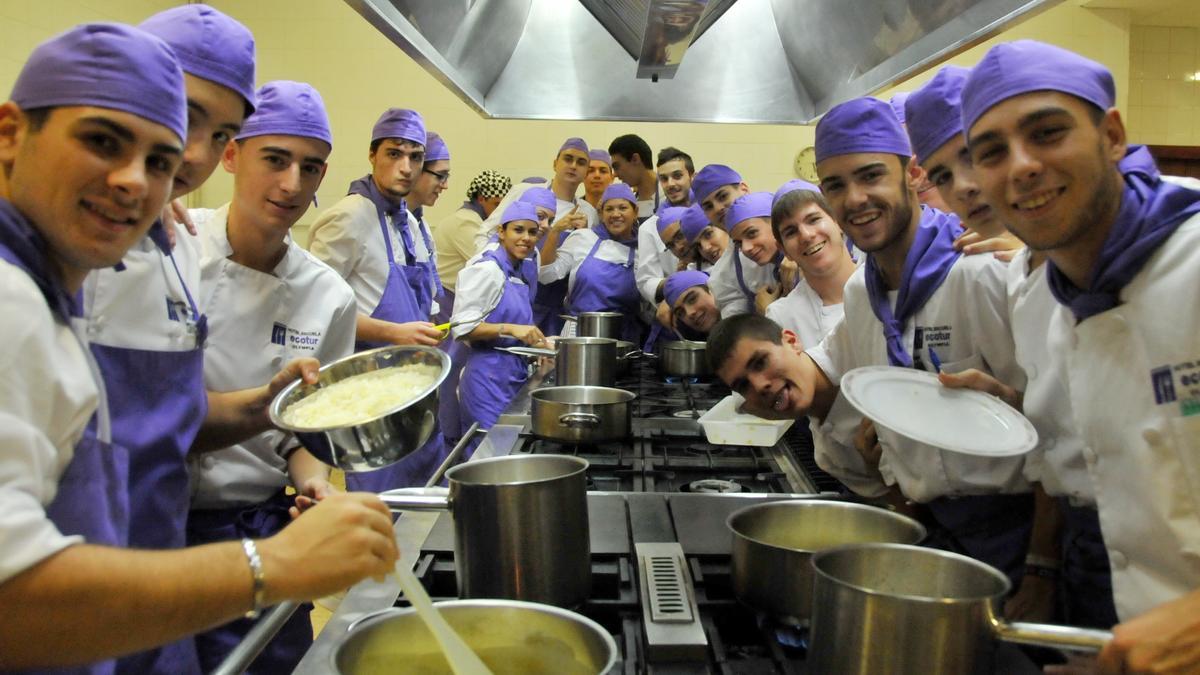 Alumnado de la escuela de cocina Ecotur