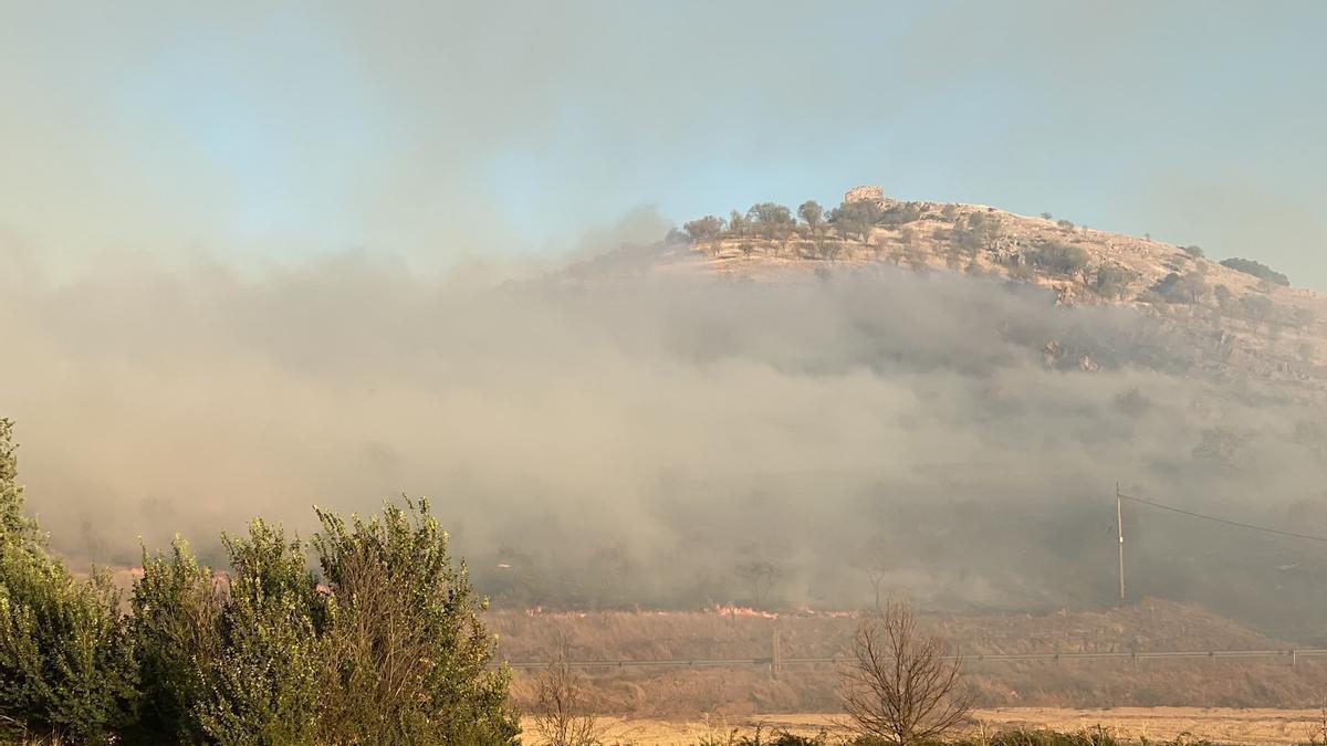 Alarma en Tornos por un incendio forestal que ya ha movilizado a dos helicópteros y a cuatro brigadas de bomberos