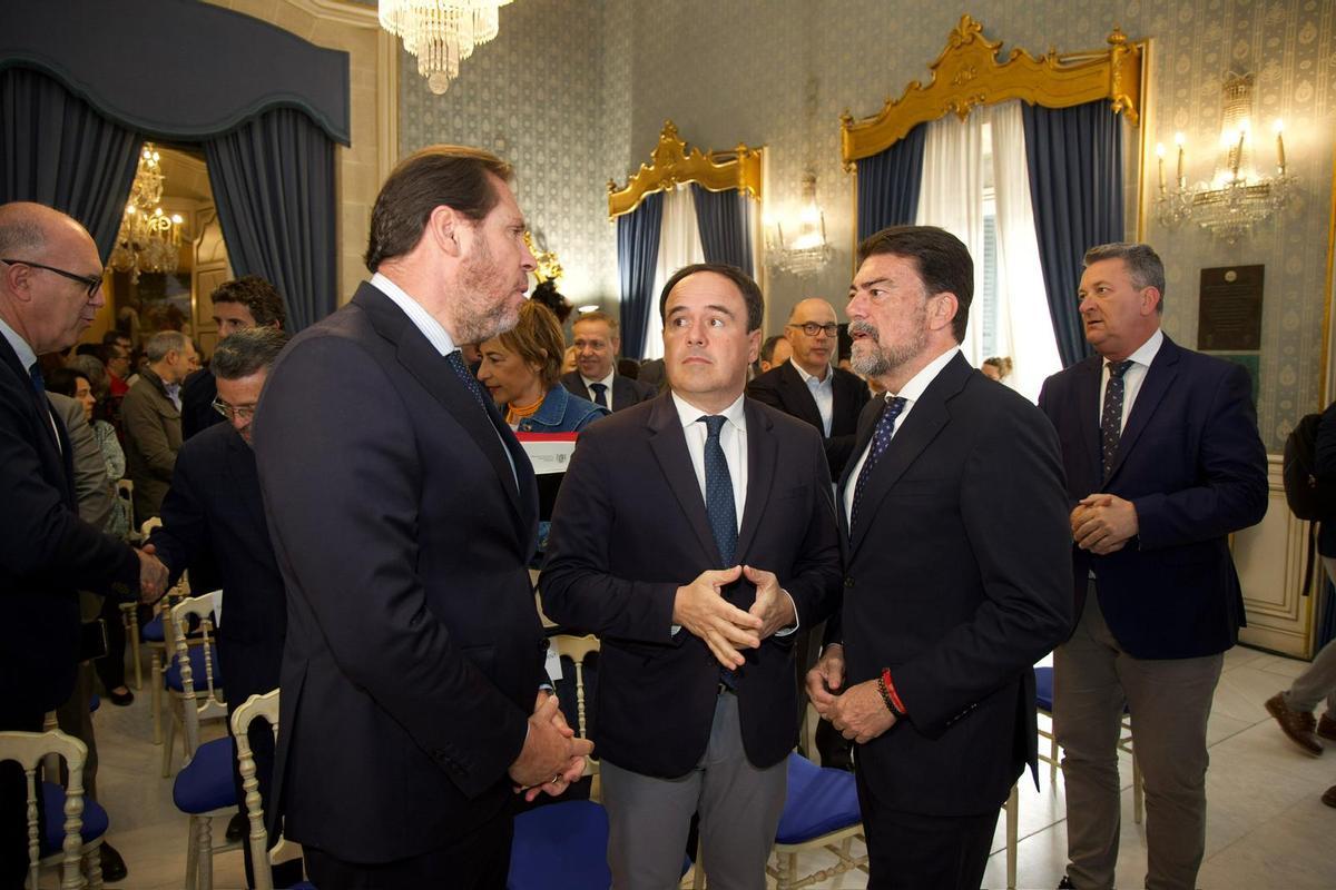Óscar Puente, Juanfran Pérez Llorca y Luis Barcala, antes de la presentación.