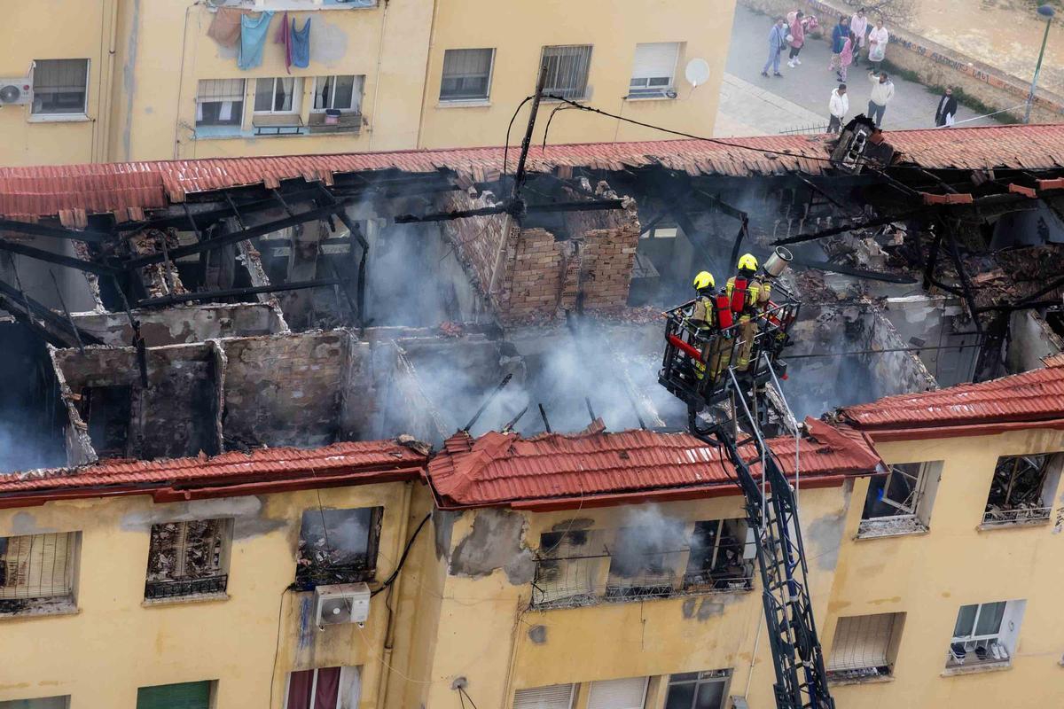 Un incendio en el barrio Miguel Hernández de Alicante deja tres vecinos y seis policías atendidos por inhalación de humo
