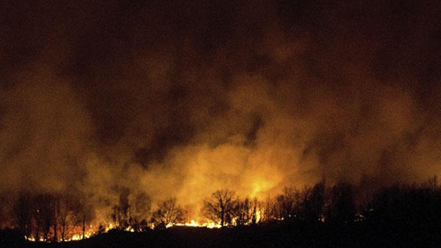 En la imagen vista de un incendio declarado en en las proximidades de la localidad ourensana de Vilariño de Conso