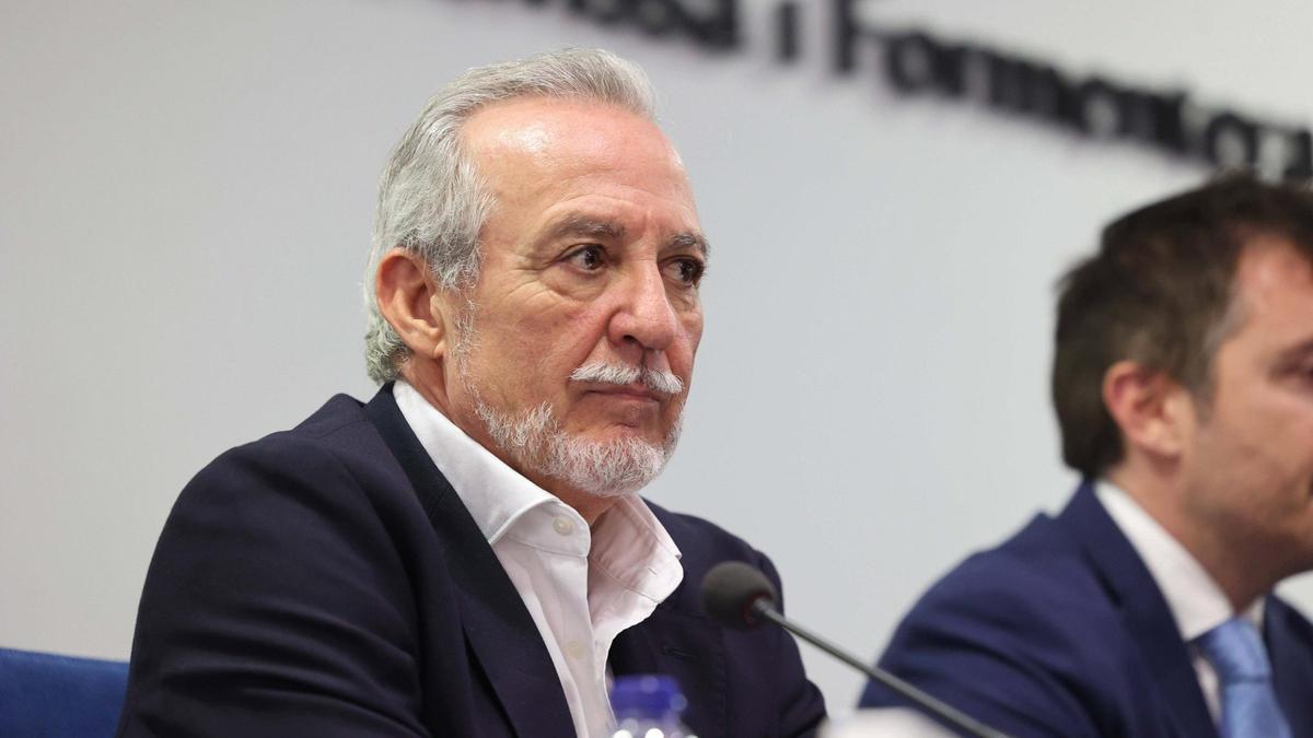 Enrique Garcerán, en la rueda de prensa en la que ha presentado su dimisión.
