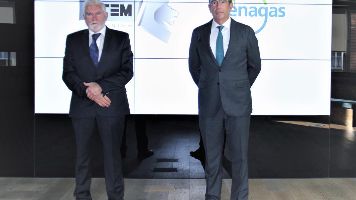 A la izquierda, Macario Fernández, presidente ejecutivo de Latem A la derecha, Marcelino Oreja, consejero delegado de Enagás.