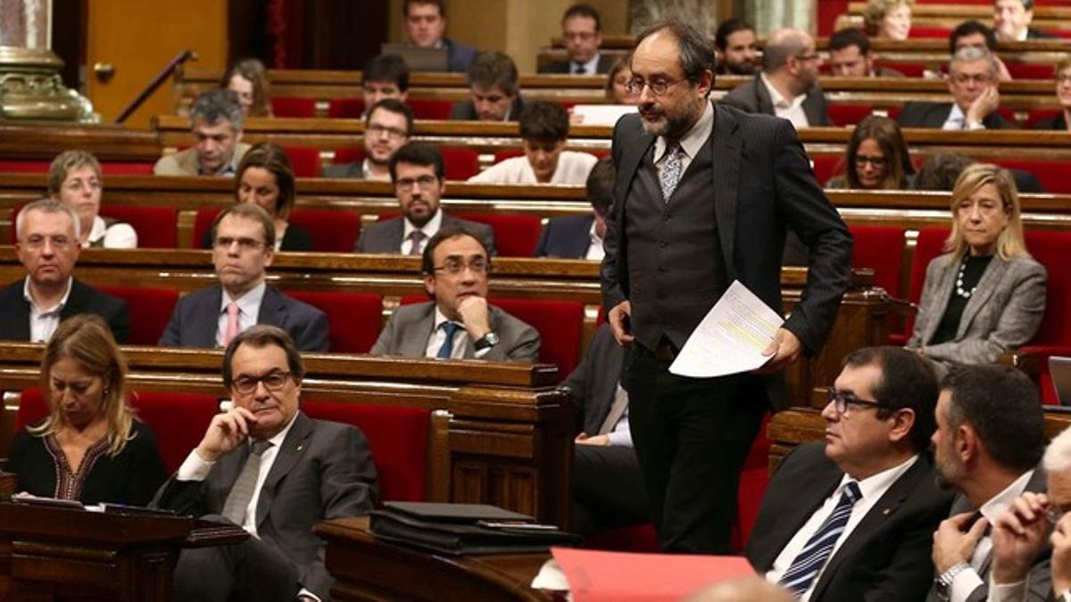 El diputado de la CUP Antonio Baños se dirige a la tribuna, en el segundo debate de investidura en el Parlament.