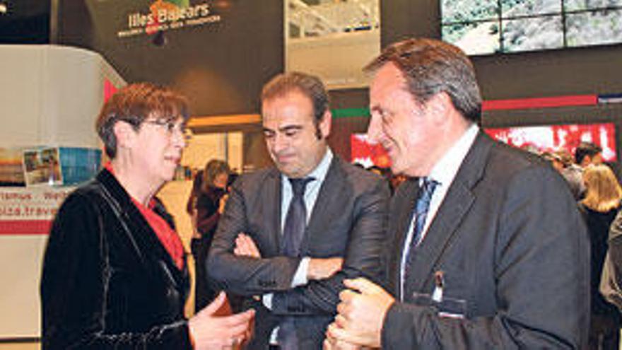 Joana Barceló, ayer, con los hoteleros Gabriel Escarrer y Jose Guillermo Díaz Montañés.