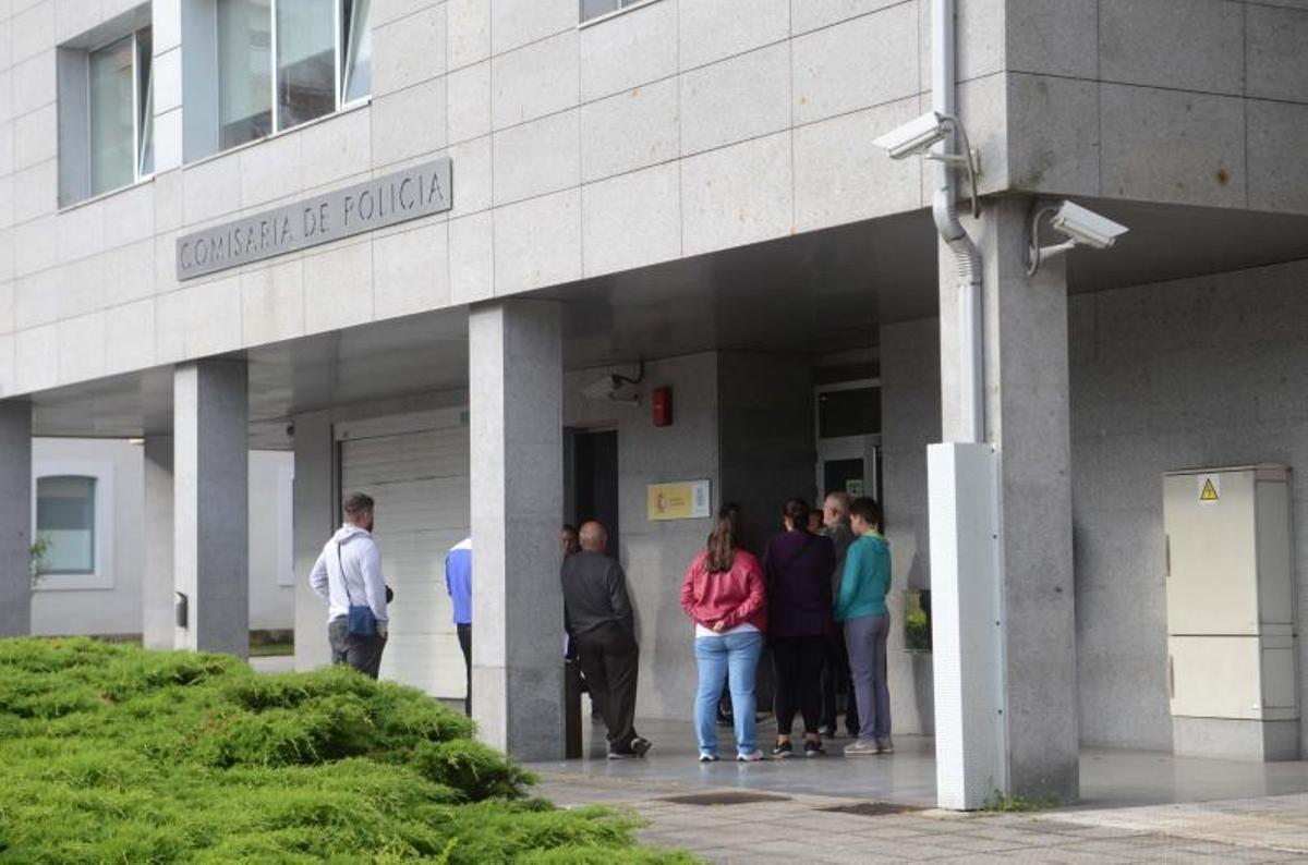 Ciudadanos a las puertas de la Comisaría de la Policía Nacional de Vilagarcía. |   // NOÉ PARGA
