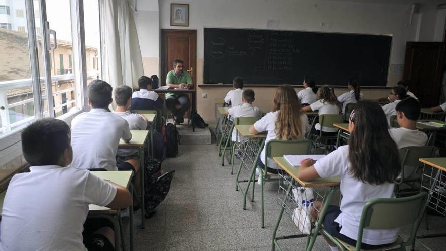 Alumnos de ESO del Colegio Santa Mónica durante una clase.