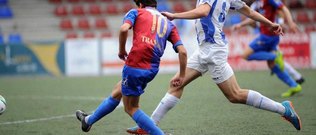 El azulgrana Luis Nuño realiza un disparo a portería ante la presión del central Jairo.