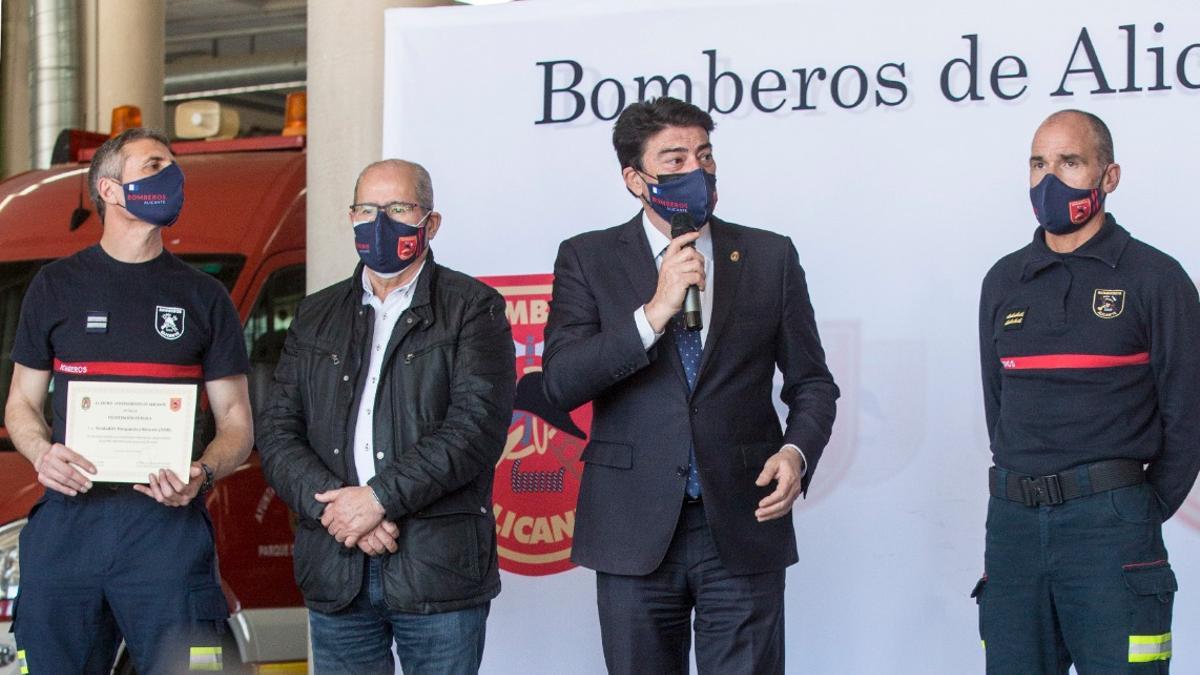 Homenaje a bomberos en Alicante con un año de retraso por la pandemia
