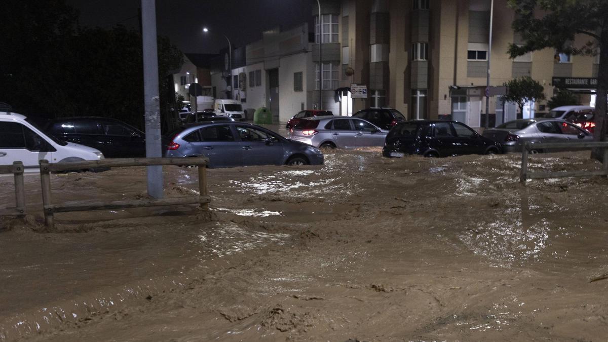 Imágenes de Paiporta inundada captadas en plena barrancada del 29 de octubre de 2024.