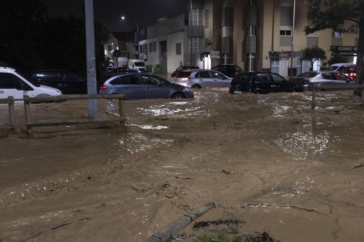 Imágenes de Paiporta inundada captadas en plena barrancada del 29 de octubre de 2024.