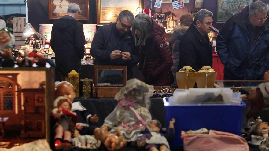 Público, ayer, en la primera jornada de la feria, que permanecerá abierta todo el fin de semana.