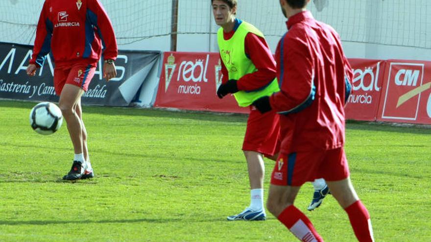El murcianista Sergio Escudero, en el centro, durante el entrenamiento de ayer del Real Murcia