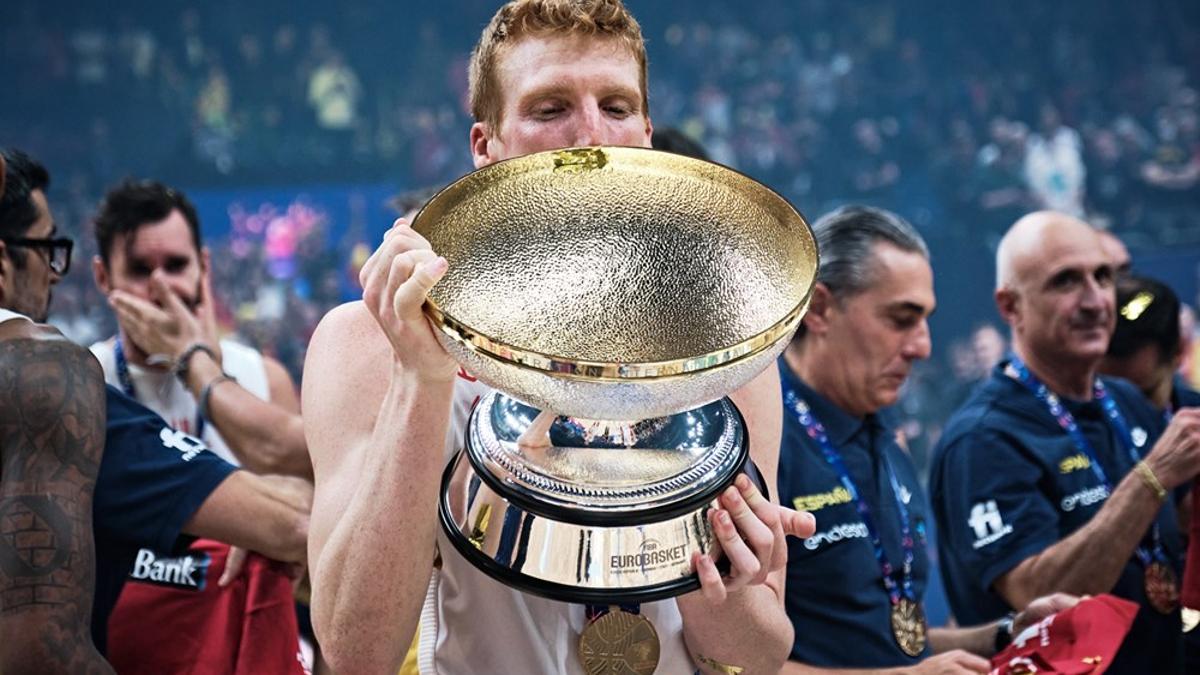 Alberto Díaz, con el trofeo de campeones de Europa.