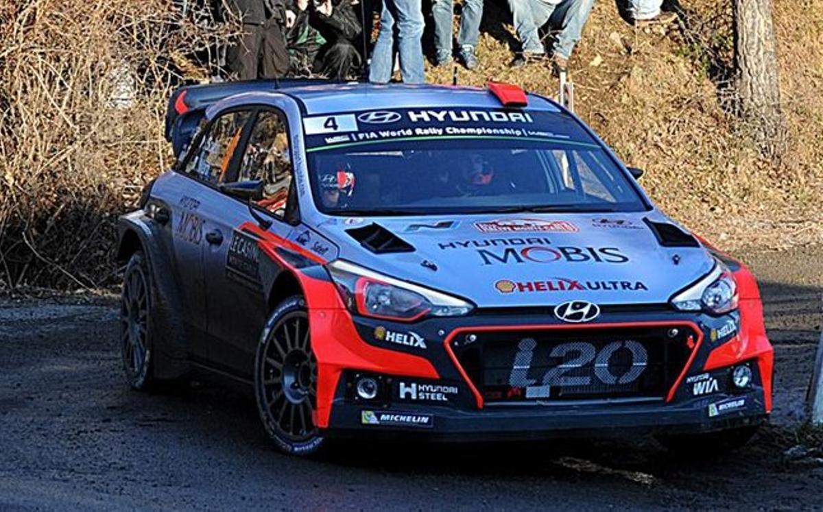 Sordo, con el Hyundai I20 en el tramo de pruebas