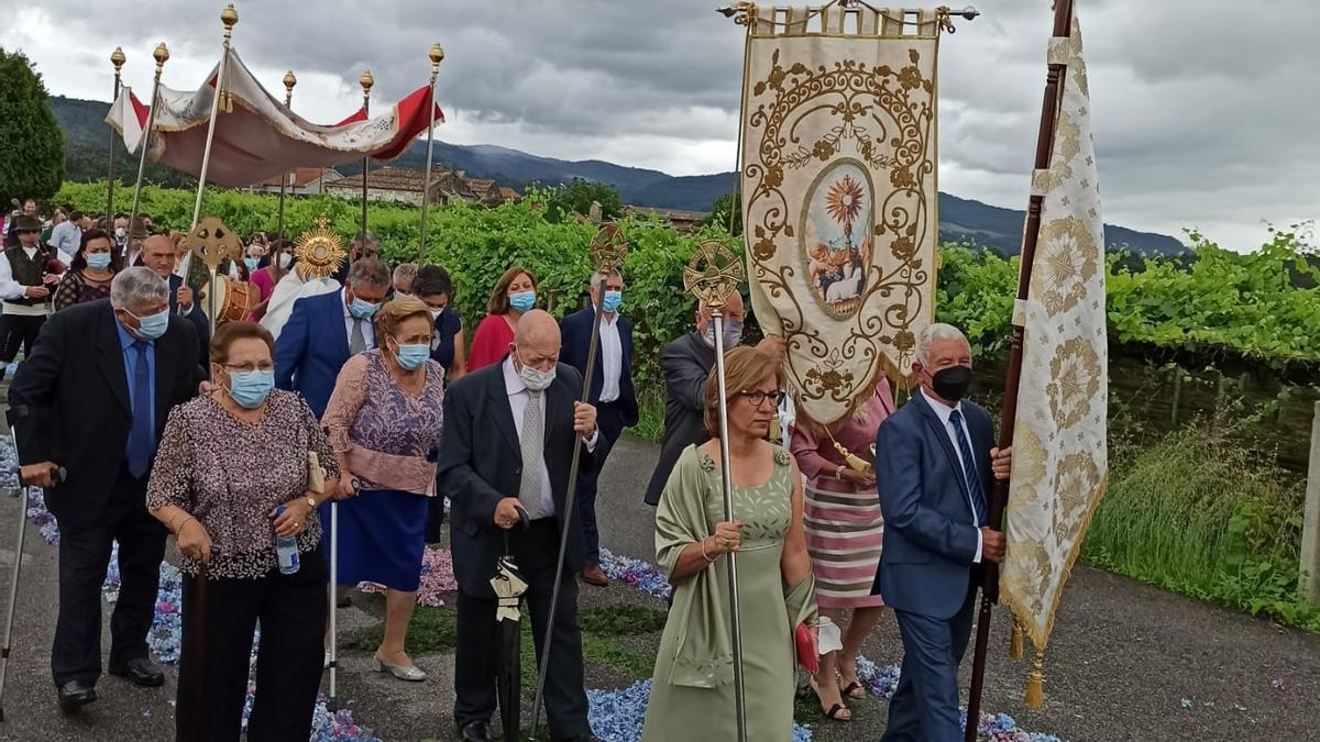 Momento de la procesión en la parroquia de Oubiña