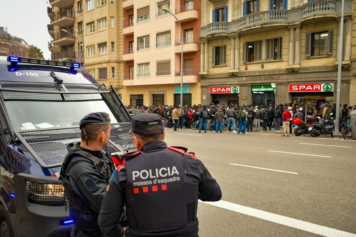 Fuera del Consulado de Pakistán el 29 de enero de 2026, esperan cientos de ciudadanos para obtener documentos con el fin de regularizar su situación en España. Las filas se dan luego del anuncio del pacto entre el Gobierno y Podemos para la regularización de medio millón de migrantes que llegaron a España hasta 2025.