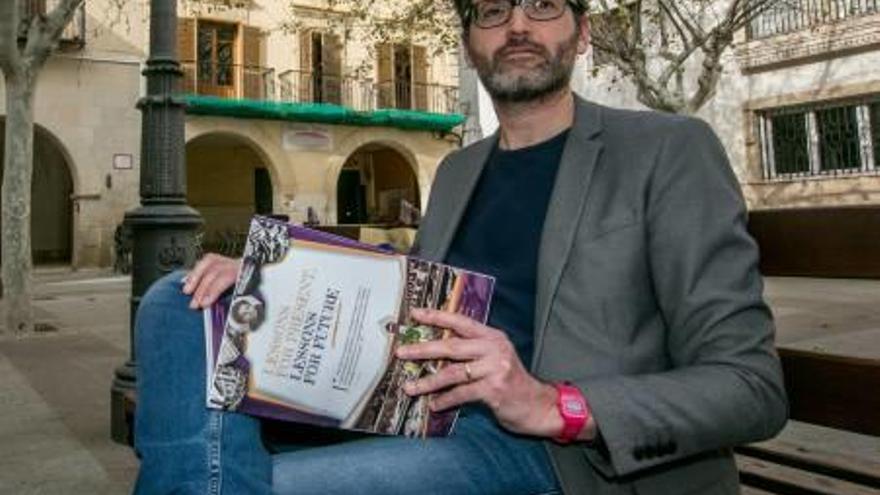 Darío Martínez con el libro que recoge las principales unidades didácticas que han configurado.