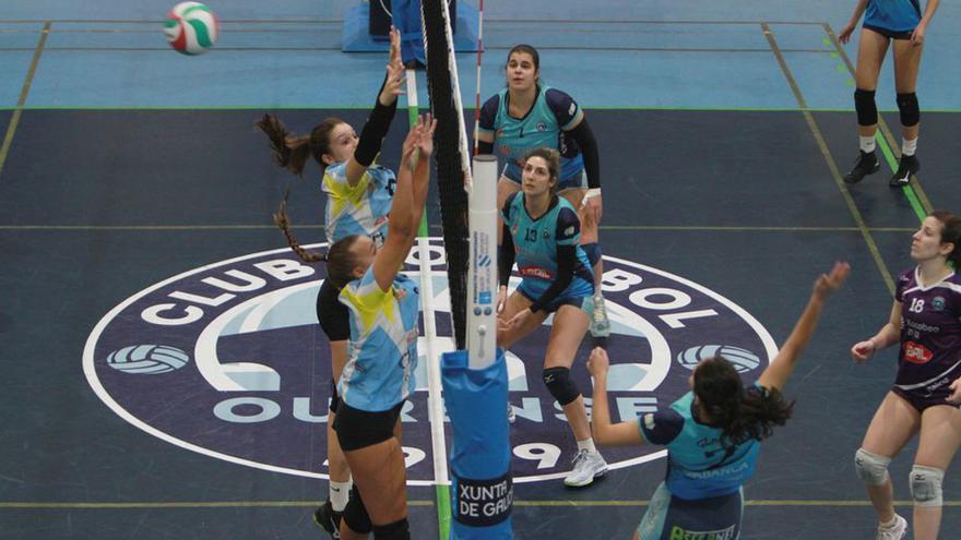 El Voley Ourense, jugando en O Pompeo. |  // IÑAKI OSORIO