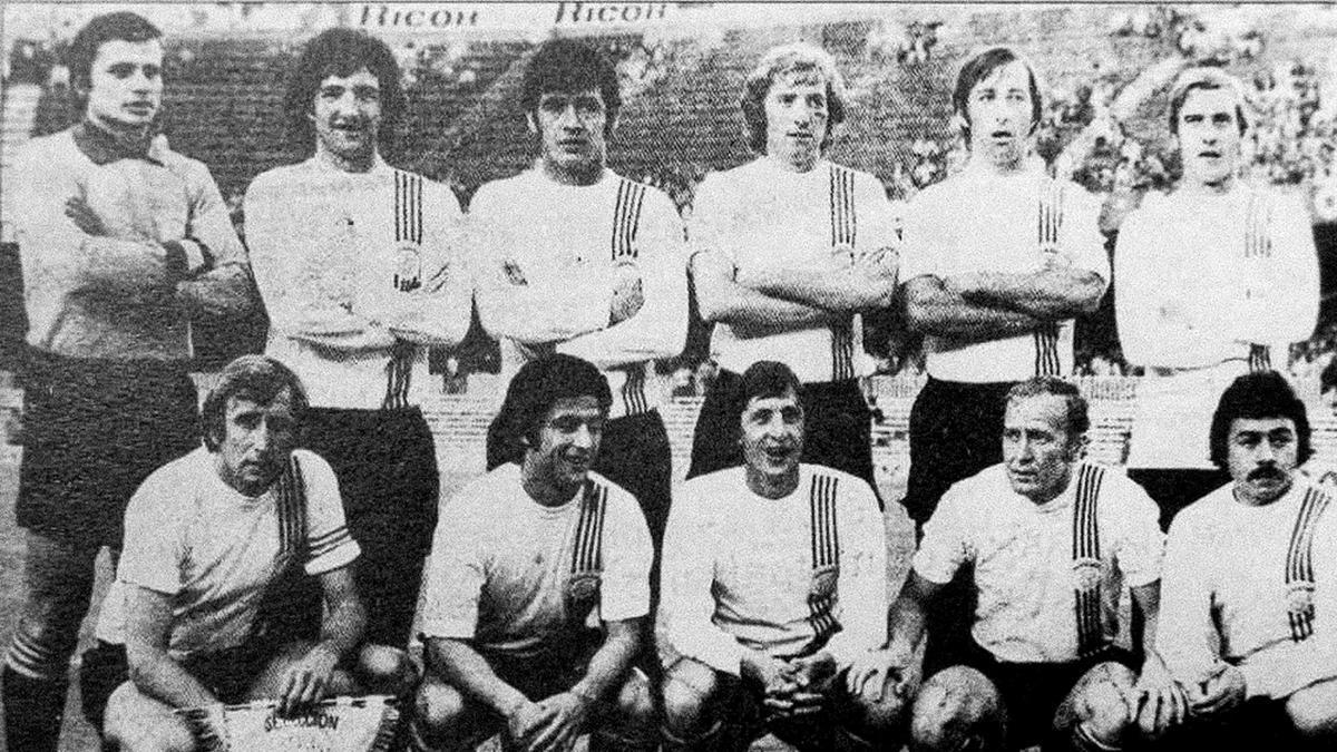 Alineación de la selección de Catalunya en el partido que disputó contra la URSS el 9 de junio de 1976 en el Camp Nou. Mora, Ramos, Ortiz Aquino, Verdugo, Costas, Neeskens, Carles Rexach, Solsona, Johan Cruyff, Marcial y Caszely.