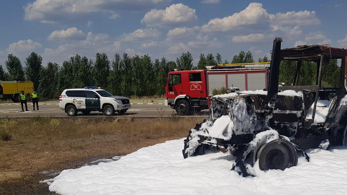 El tractor, tras la extinción del fuego.