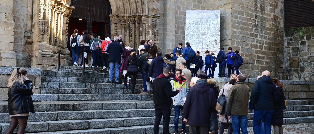 Cola de turistas para ver Las Edades del Hombre en Plasencia, este puente festivo.