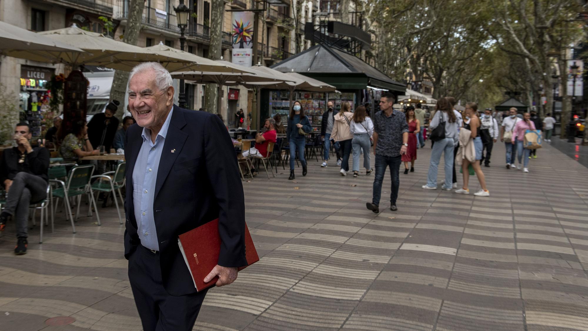 El líder de ERC en Barcelona, Ernest Maragall, paseando por las Ramblas