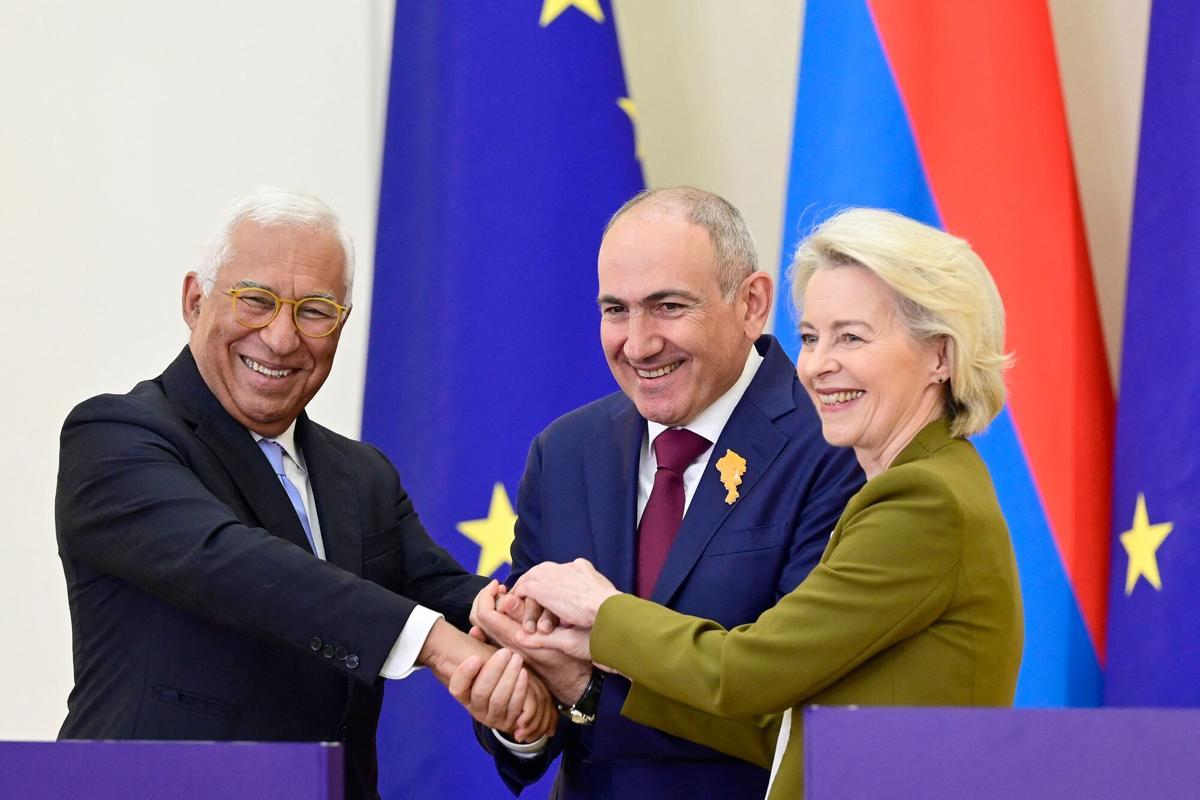 El primer ministro de Armenia, Nikol Pashinyan, la presidenta de la Comisión Europea, Ursula von der Leyen, y el presidente del Consejo Europeo, Antonio Costa, se dan la mano durante una rueda de prensa celebrada en la cumbre entre Armenia y la Unión Europea en Ereván el 5 de mayo de 2026.