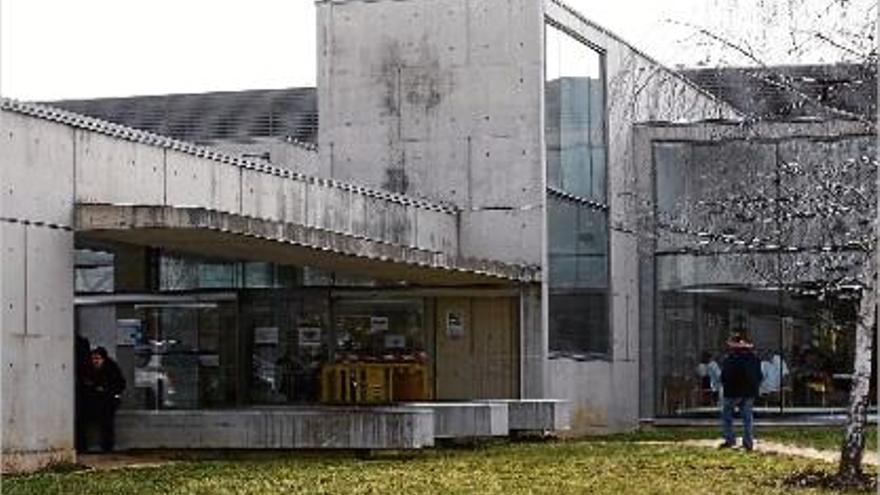 El pacient és visitat pel psiquiatre durant l&#039;ingrés hospitalari i, si cal, se&#039;l remet a un centre de salut mental.