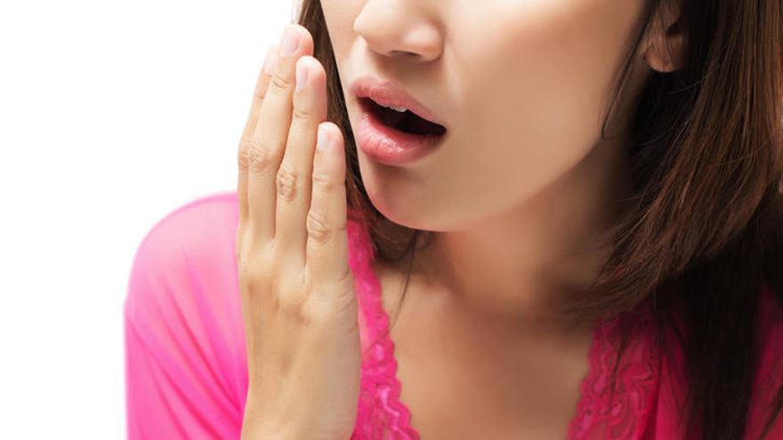 La halitosis afecta a más mujeres que hombres.