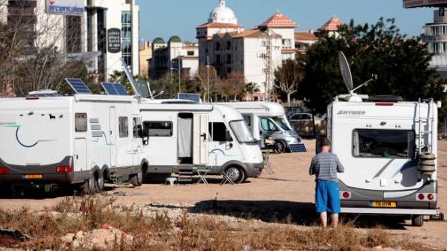 Algunas de las caravanas acampadas desde hace días en un solar municipal de El Albir.