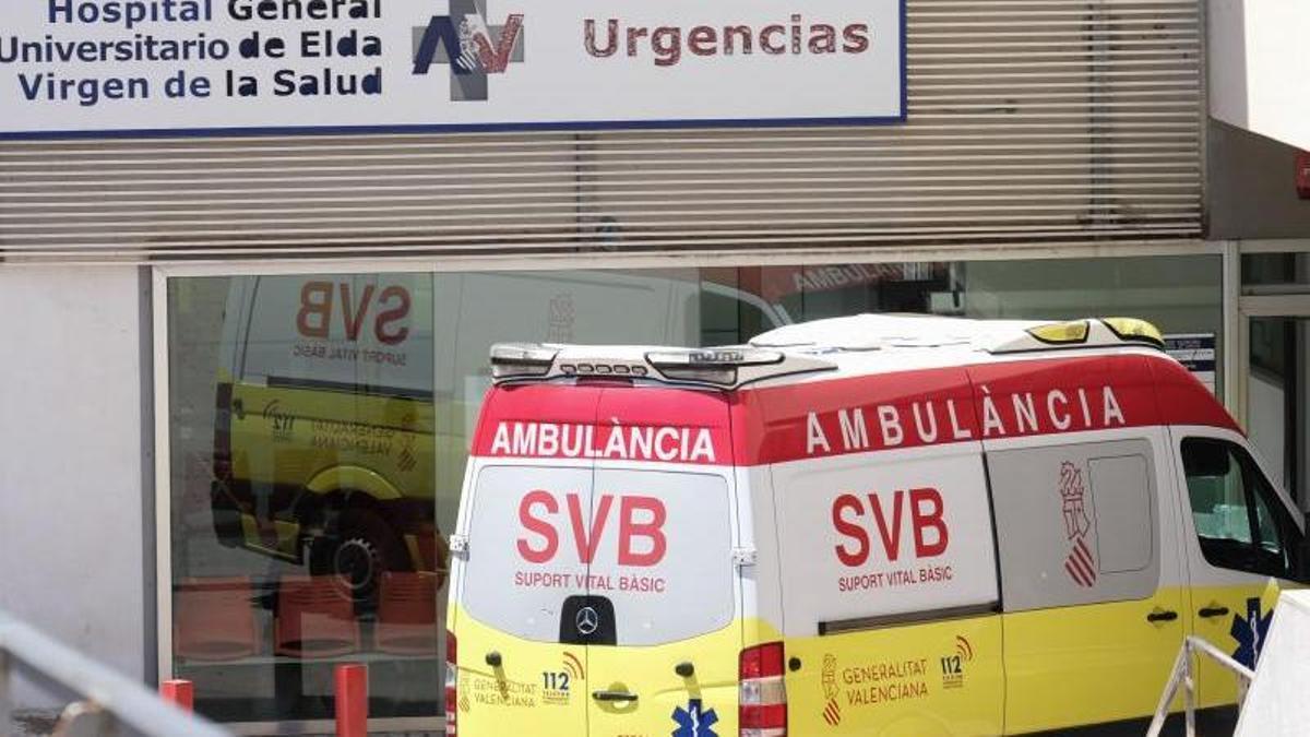 Imagen de archivo de una ambulancia a las puertas de Urgencias del Hospital de Elda
