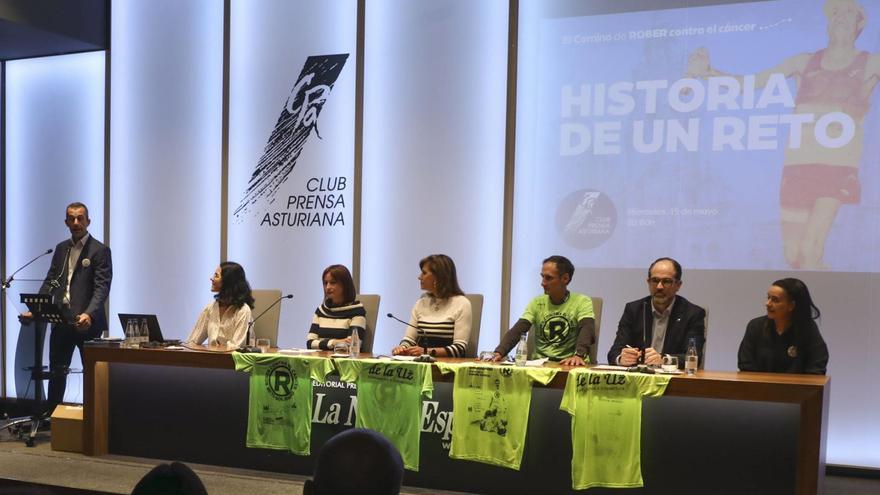 Por la izquierda, Marco Antonio Prieto, de pie; Paula Jiménez, Lorena Álvarez, Conchita Méndez, Nicolás de las Heras, Fernando Fombona y Pili López,  durante la presentación de &quot;Historia de un reto&quot;, en el Club Prensa Asturiana de LA NUEVA ESPAÑA, en Oviedo.