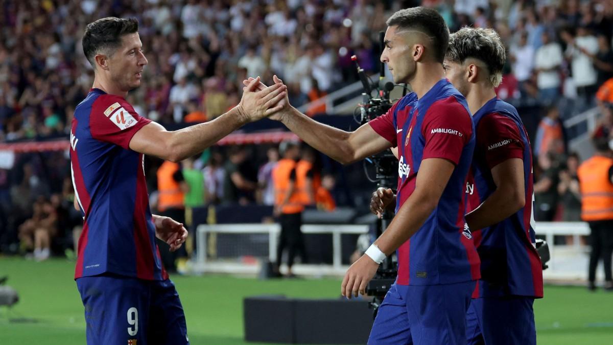 Lewandowski celebra un gol del Barça con Ferran Torres