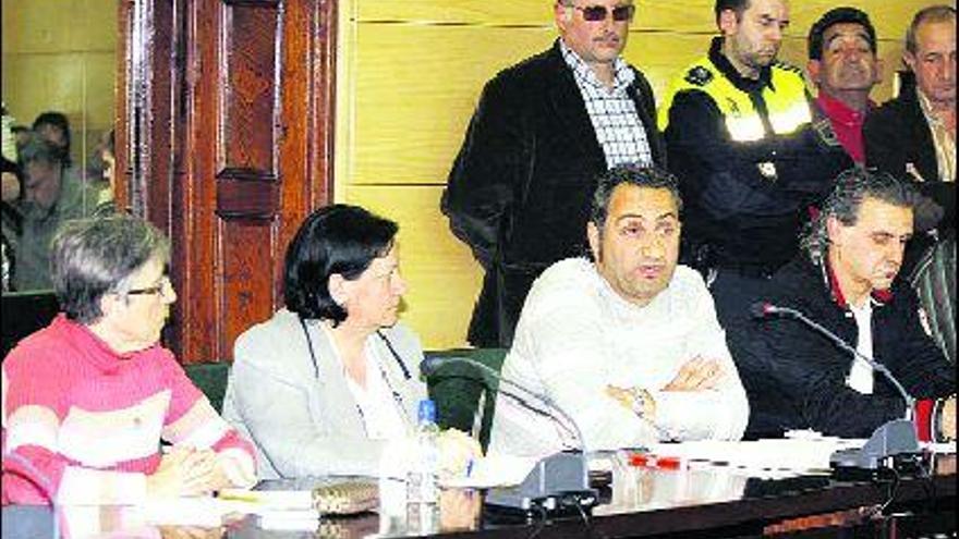 Los ediles expedientados, Angelita Cuevas, Ángeles Fonseca, Alejandro López y Xuacu de Hoyos, durante el último Pleno municipal, cuando IU de Asturias ya trató de expulsarles del grupo municipal en Langreo.