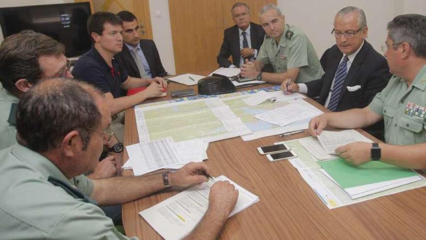 El director de la Guardia Civil, Arsenio Fernández de Mesa, reunido con los investigadores.