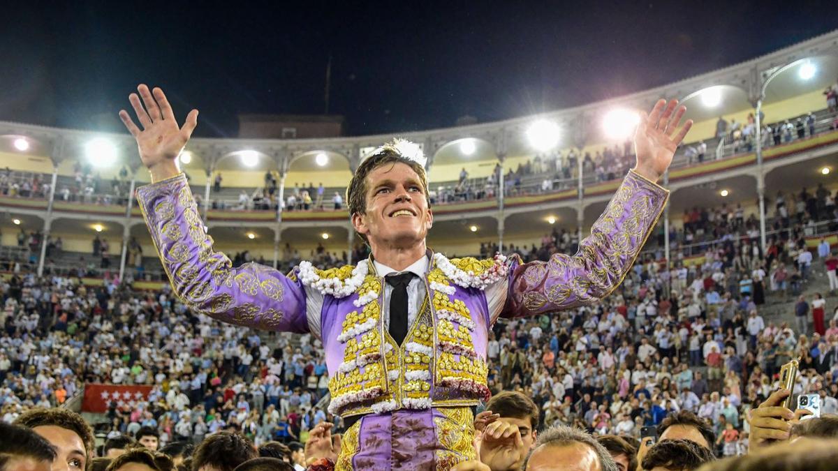 Borja Jiménez sale por la puerta grande de Madrid tras su triunfo en la Feria de Otoño