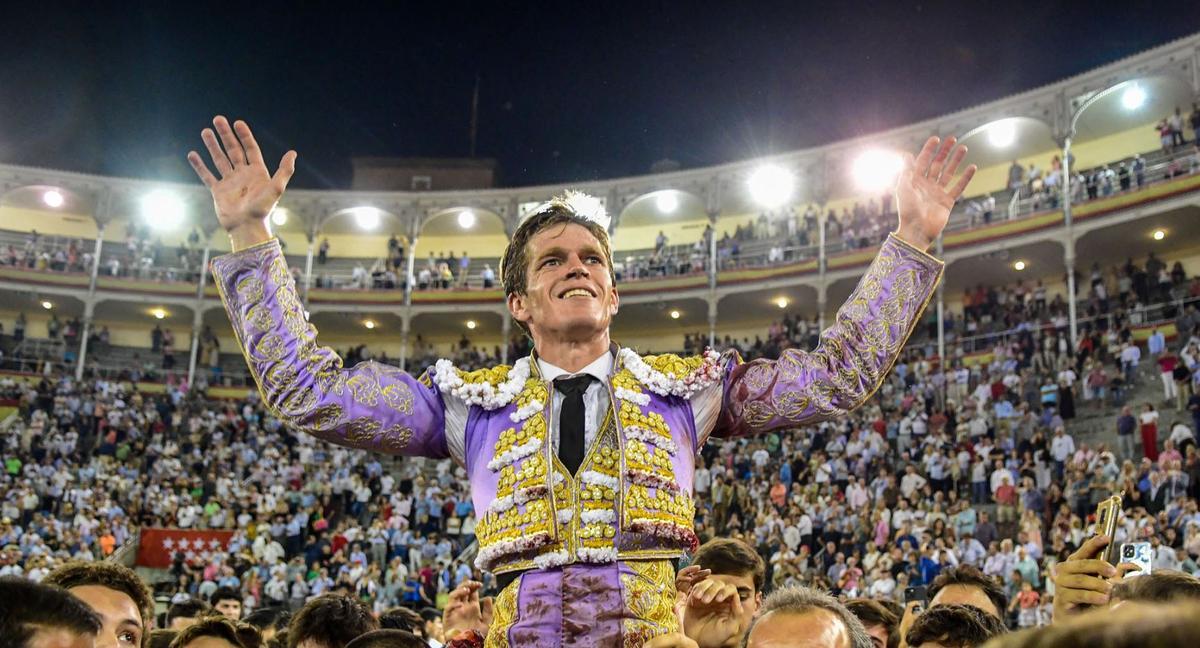 Borja Jiménez sale por la puerta grande de Madrid tras su triunfo en la Feria de Otoño