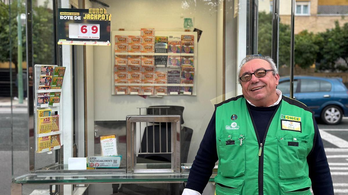 Paco González, el vendedor de la ONCE que reparte ilusión tras más de 40 años durmiendo en la calle.