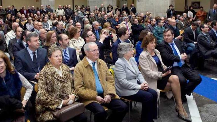 Asistentes al acto de entrega del premio, ayer, en el Antiguo Instituto.